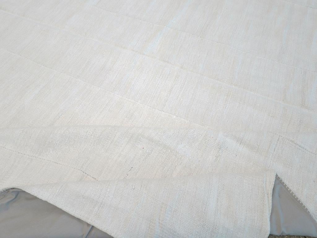 Großer türkischer Flachgewebe-Kelim-Teppich in Zimmergröße aus der Mitte des 20. Jahrhunderts im Angebot 2