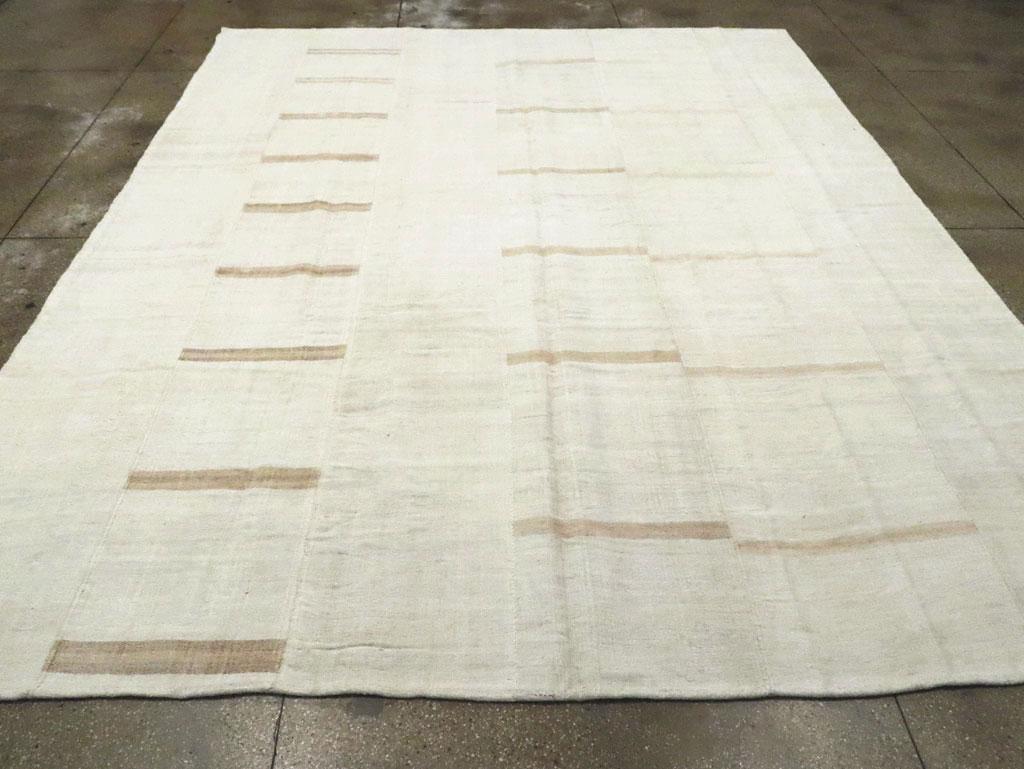 Mid-20th Century Turkish Flat-Weave Kilim Large Room Size Carpet in Cream White In Good Condition For Sale In New York, NY