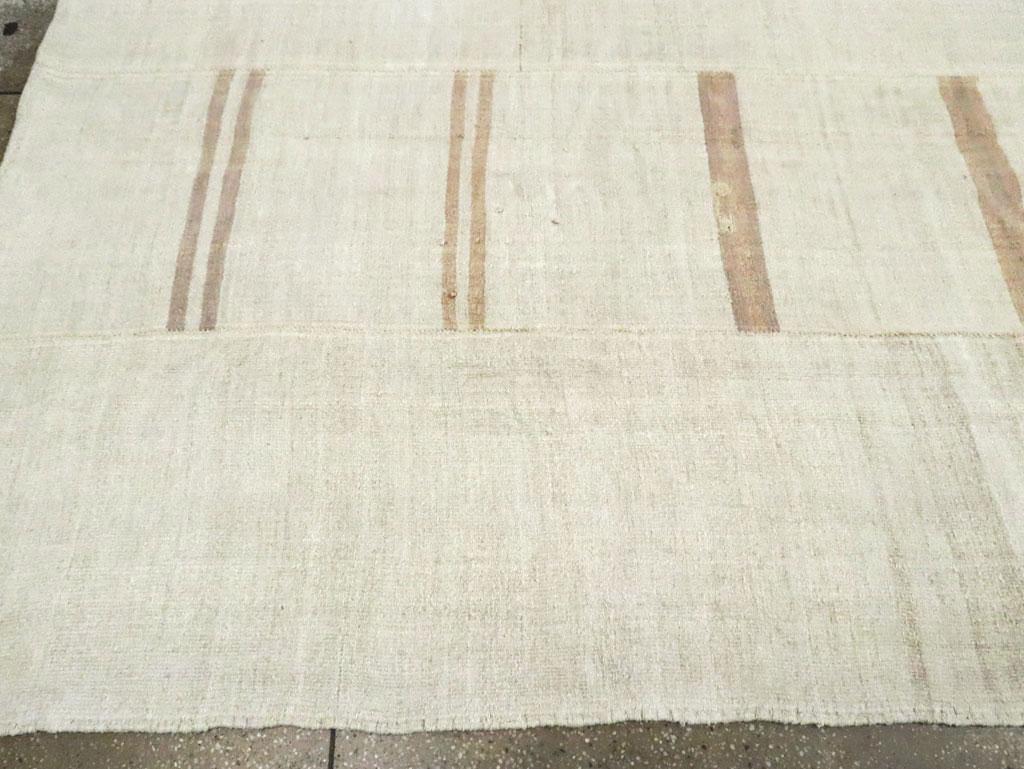 Mid-20th Century Turkish Flat-Weave Kilim Large Room Size Carpet in Cream White For Sale 2