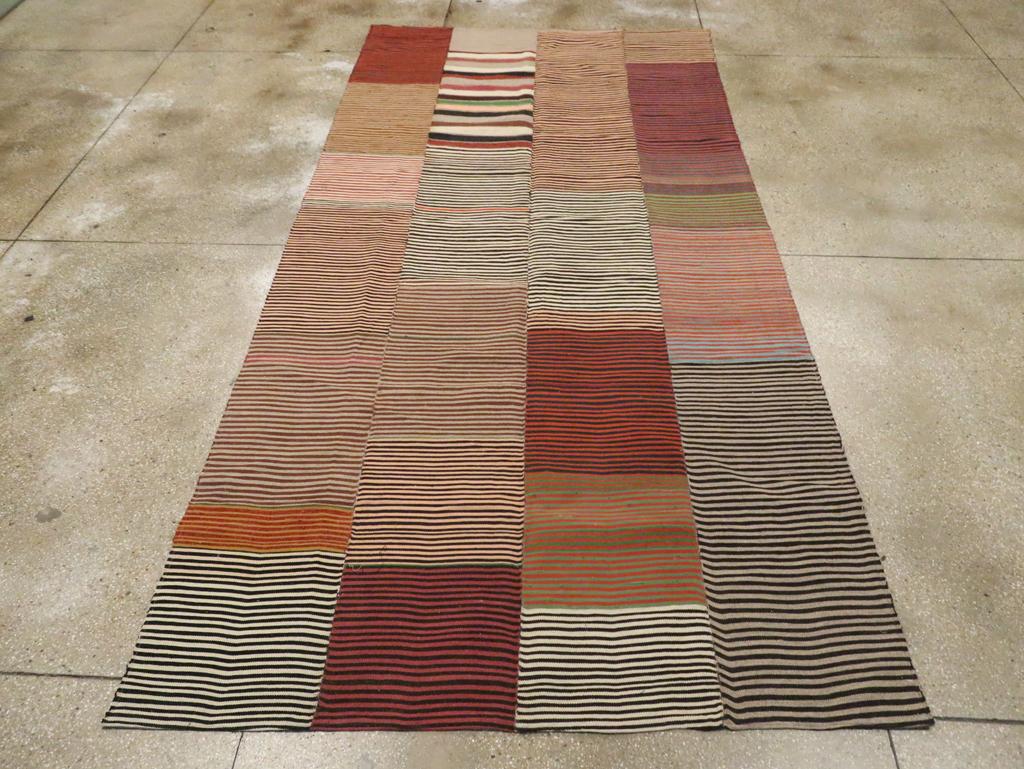 Dieser türkische Flachgewebe-Kilim-Teppich aus der Mitte des 20. Jahrhunderts mit den Maßen 6' 2