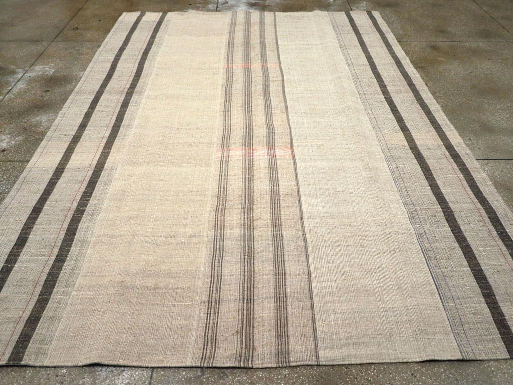 Dieser türkische Flachgewebe-Kilim aus der Mitte des 20. Jahrhunderts mit den Maßen 8' 10