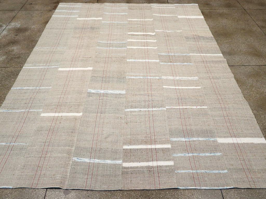 Questo tappeto turco a trama piatta Rug & Kilim della metà del XX secolo, che misura 9' 0