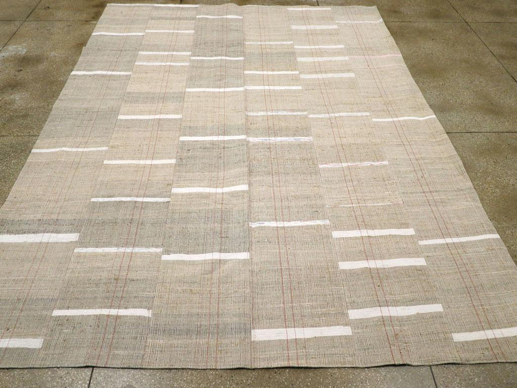 Questo tappeto turco a trama piatta Kilim della metà del XX secolo, che misura 9' 2