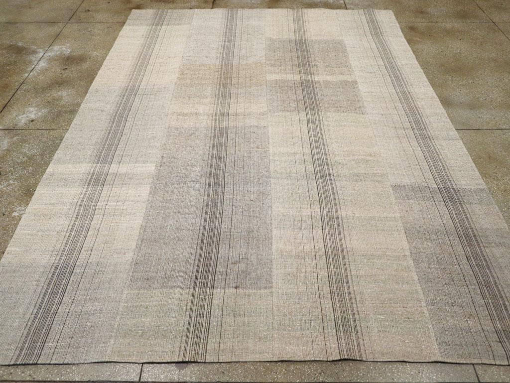 Dieser türkische Flachgewebe-Kilim aus der Mitte des 20. Jahrhunderts mit den Maßen 9' 2