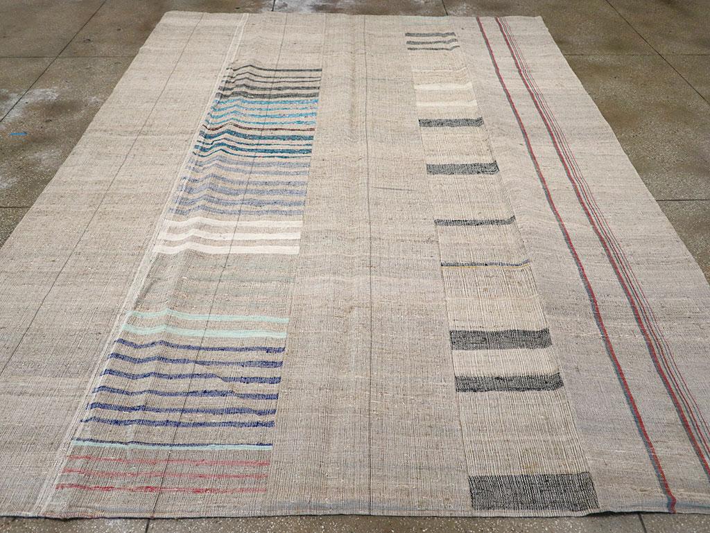 Questo tappeto turco a trama piatta Kilim della metà del XX secolo, che misura 10' 0