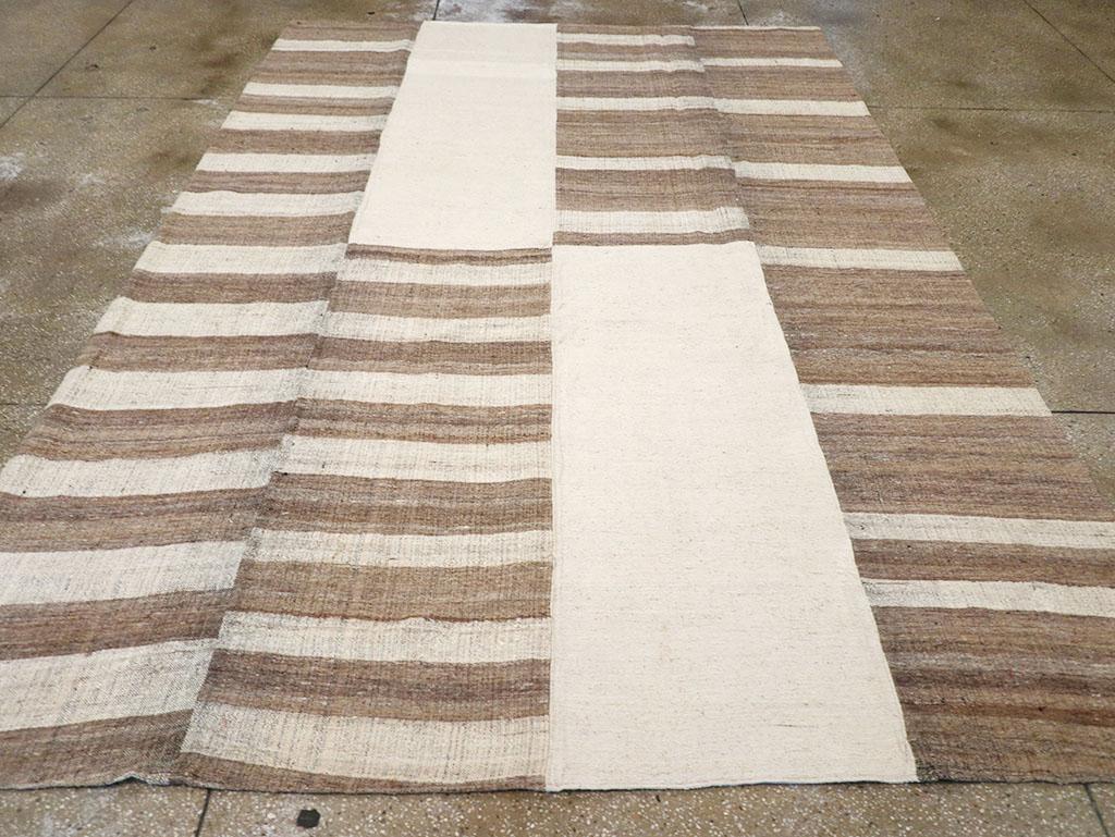 Questo tappeto turco a trama piatta Rug & Kilim della metà del XX secolo, che misura 7' 11
