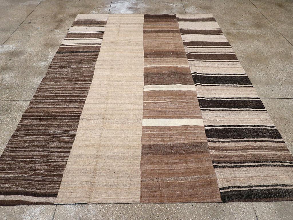 Dieser türkische Flachgewebe-Kilim-Teppich aus der Mitte des 20. Jahrhunderts mit den Maßen 8' 3