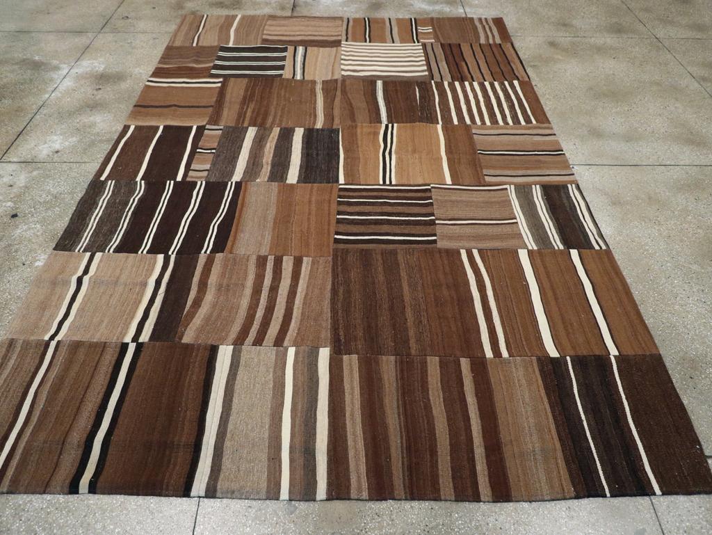 Questo tappeto turco a trama piatta Kilim della metà del XX secolo, che misura 8' 6