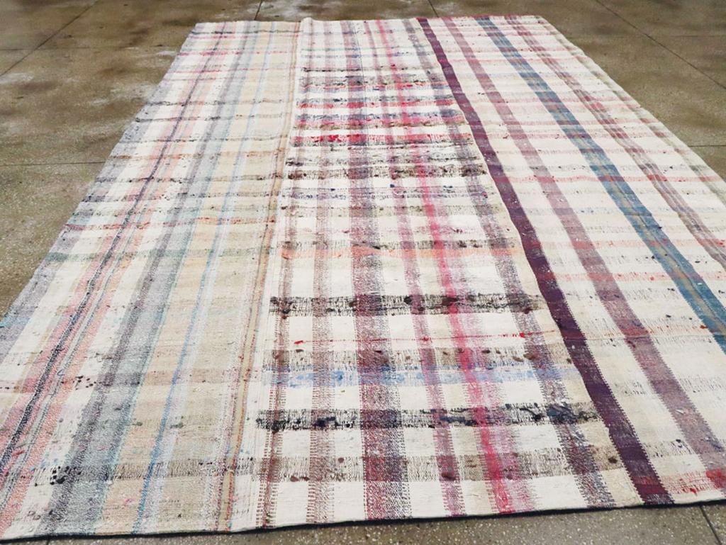 Dieser türkische Flachgewebe-Kilim aus der Mitte des 20. Jahrhunderts mit den Maßen 8' 11