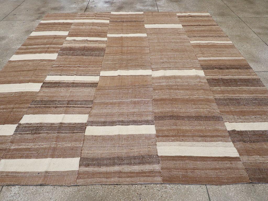 Questo tappeto turco a trama piatta Rug & Kilim della metà del XX secolo, che misura 10' 2