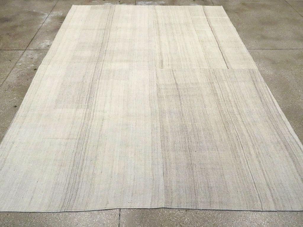 Questo tappeto turco a trama piatta Kilim della metà del XX secolo, che misura 9' 0