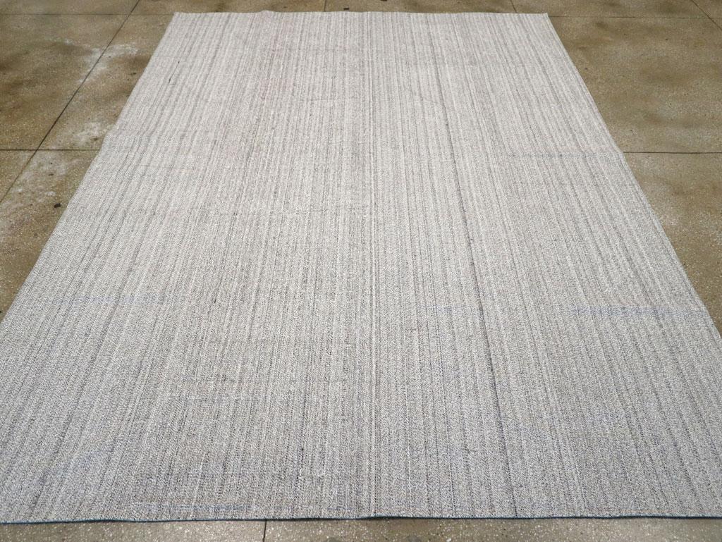 Dieser türkische Flachgewebeteppich aus der Mitte des 20. Jahrhunderts mit den Maßen 9' 1