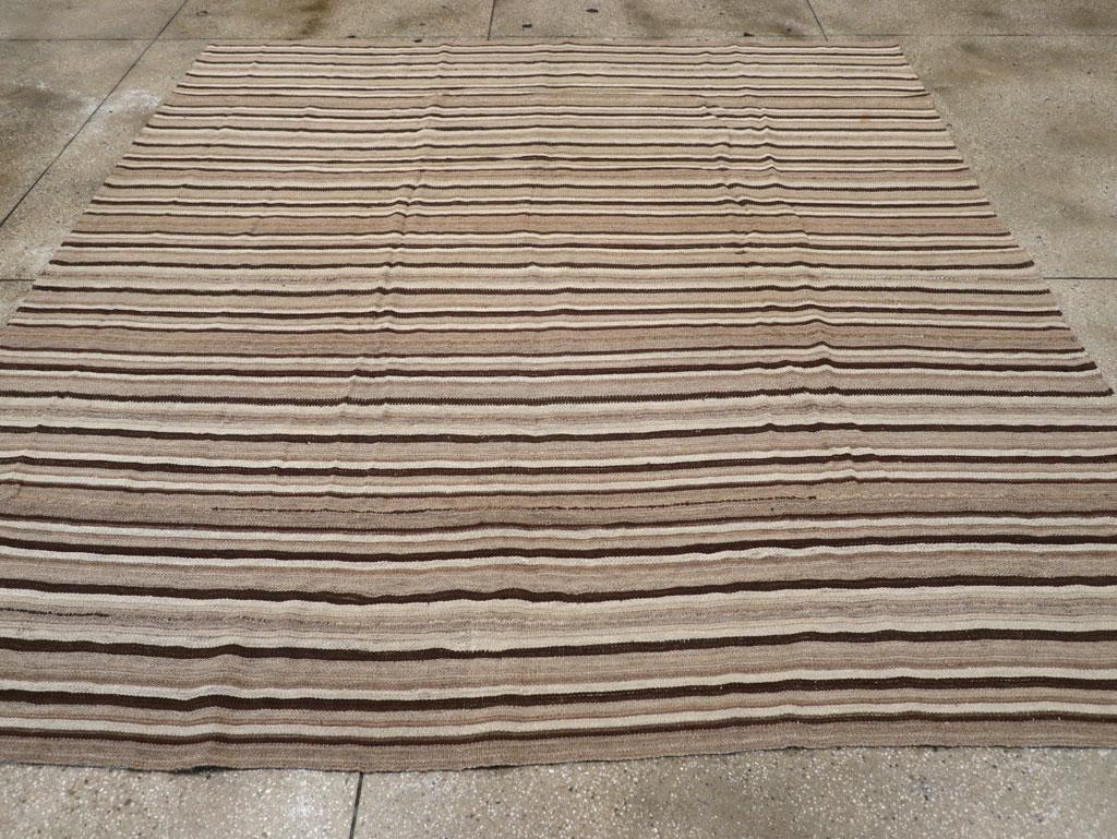 Questo tappeto turco a trama piatta Rug & Kilim della metà del XX secolo, che misura 9' 5