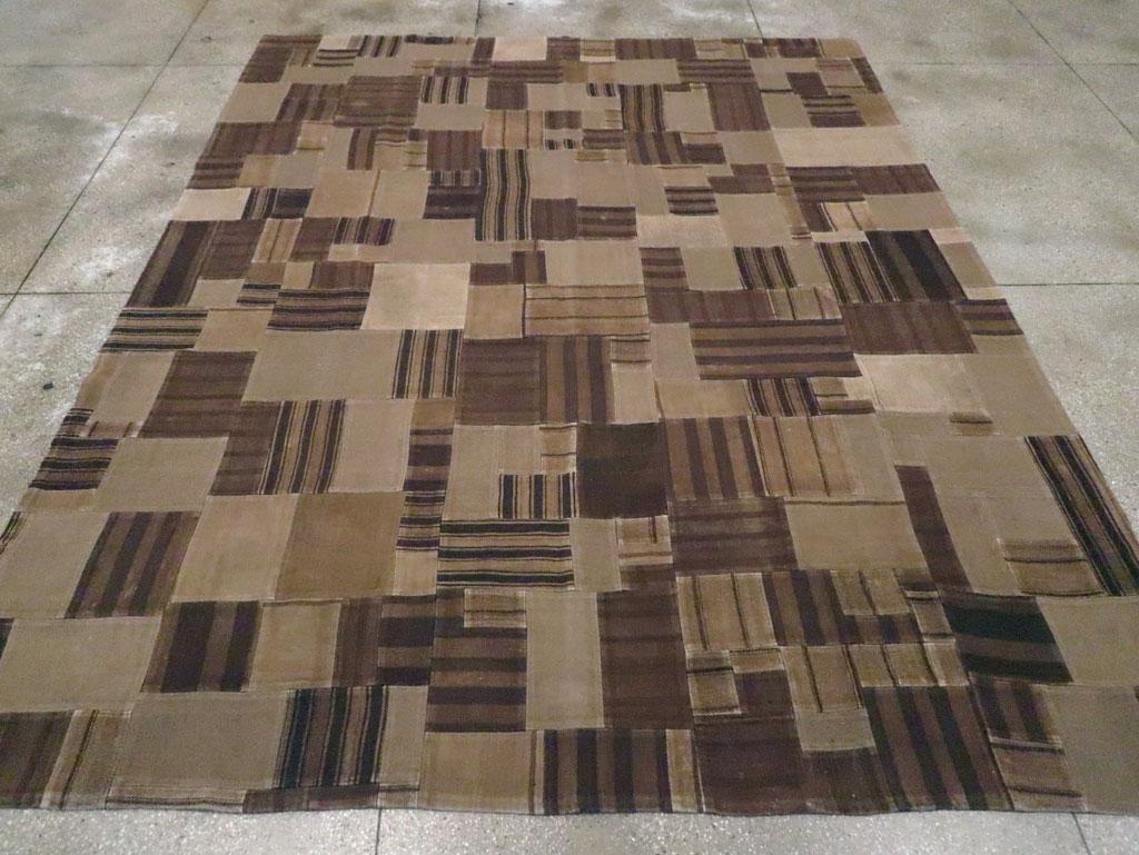 Questo tappeto turco a trama piatta Kilim della metà del XX secolo, che misura 9' 9