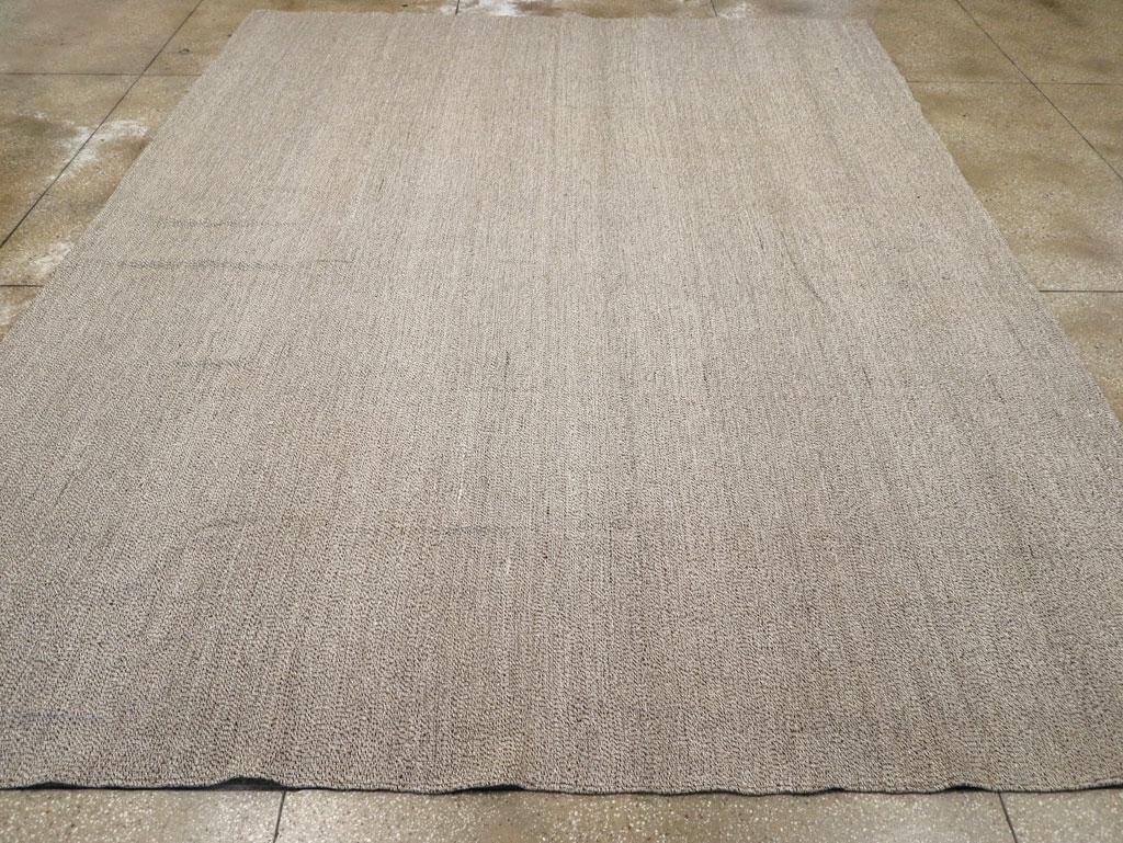 Un tappeto turco d'epoca a trama piatta Kilim per stanze, realizzato a mano nella metà del XX secolo.

Misure: 11' 2