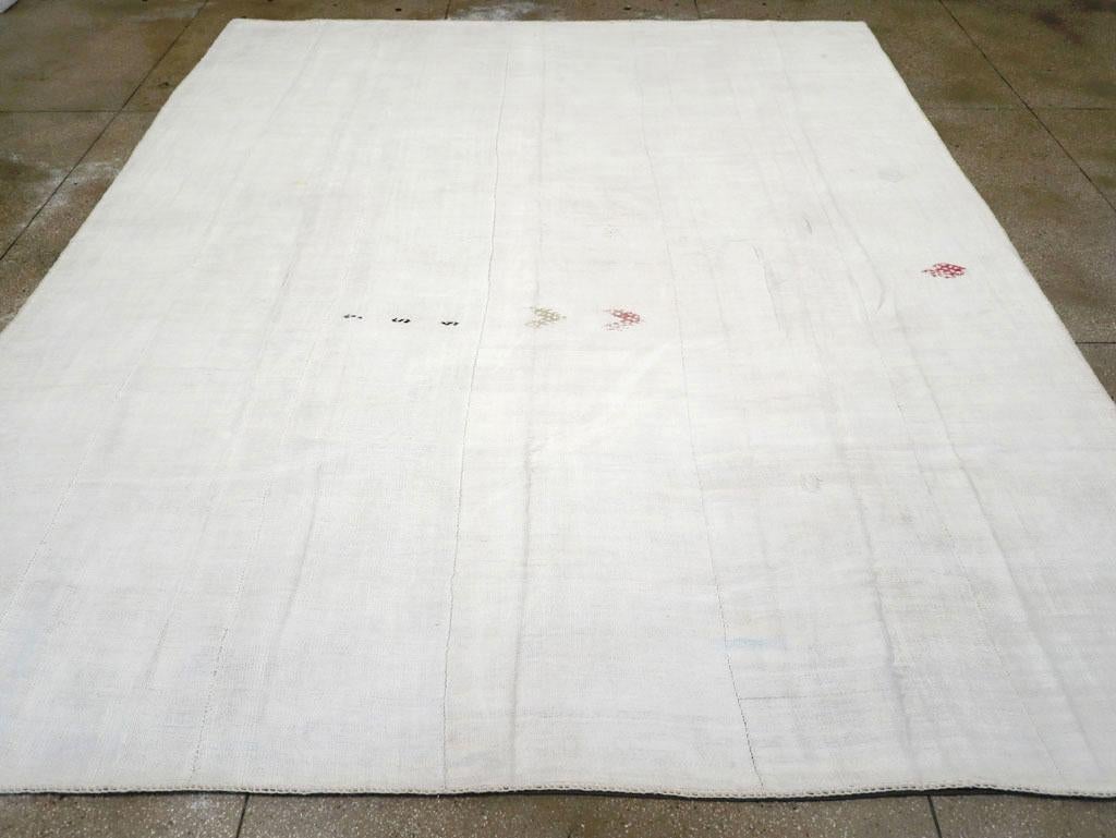 Ein Vintage Flachgewebe Kilim Zimmer Größe Teppich handgefertigt während der Mitte des 20. Jahrhunderts.

Maße: 11' 10