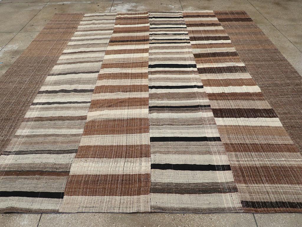 Un tappeto d'epoca a trama piatta Kilim per stanze, realizzato a mano nella metà del XX secolo.

Misure: 12' 0