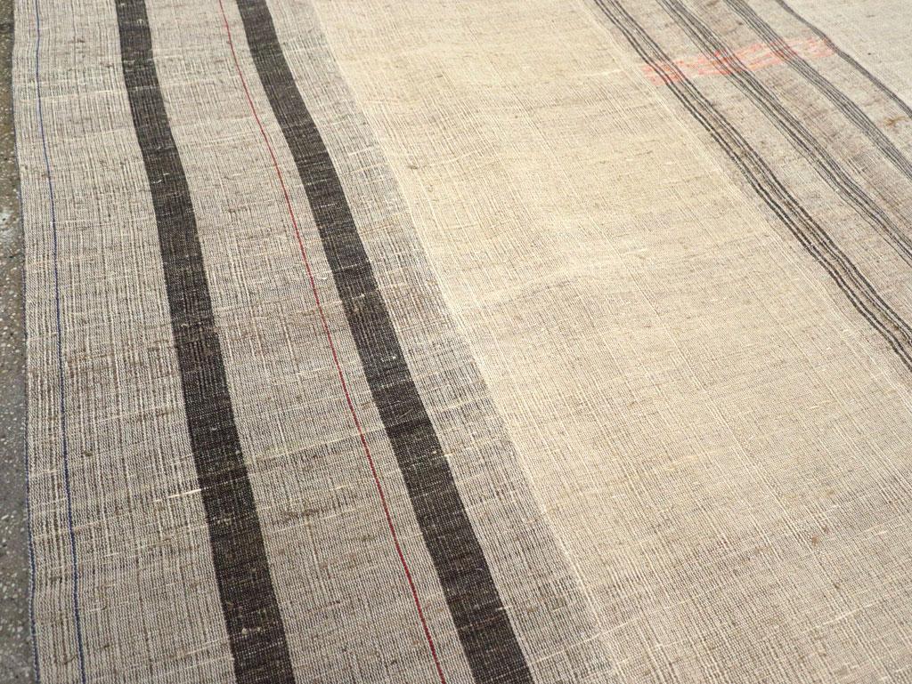 Mitte des 20. Jahrhunderts Türkischer Flachgewebe-Kilim Teppich in Raumgröße (Kelim) im Angebot