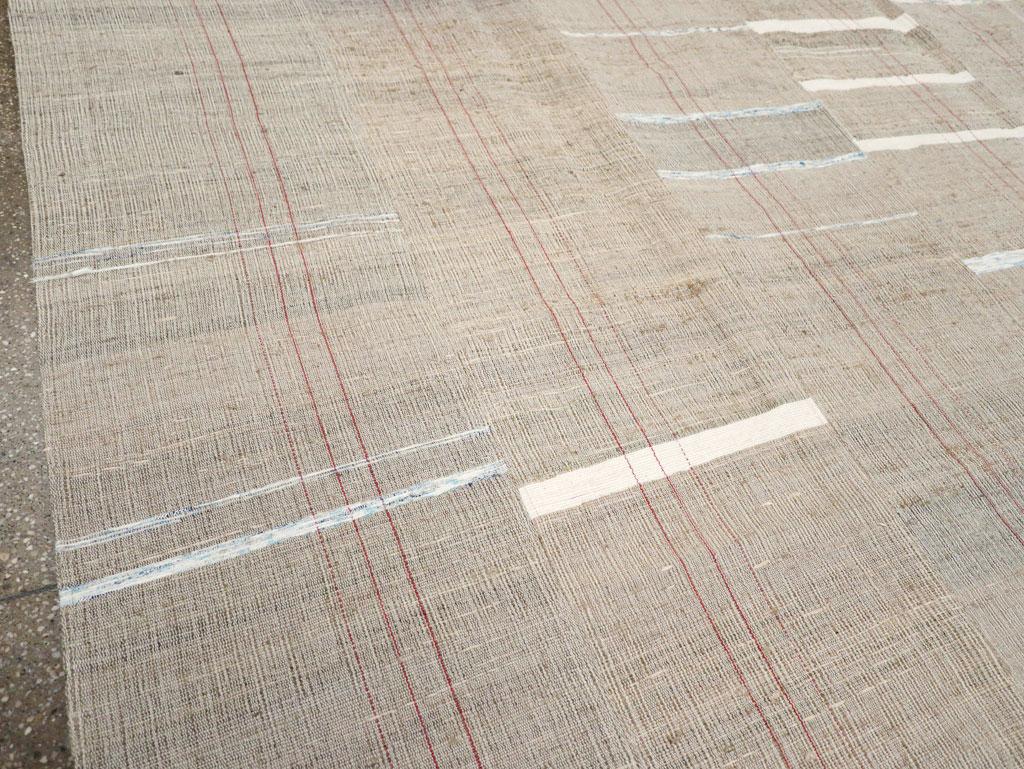 Turco Tappeto Kilim turco a trama piatta della metà del 20° secolo, di dimensioni pari a una stanza in vendita
