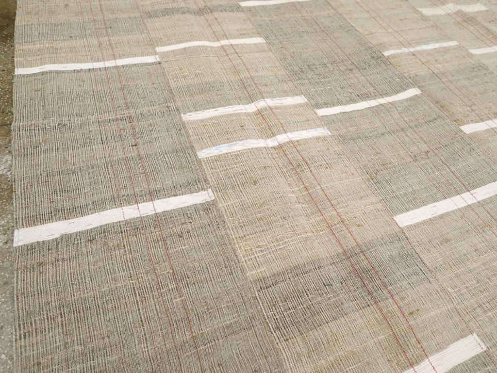 Turco Tappeto Kilim turco a trama piatta della metà del 20° secolo, di dimensioni pari a una stanza in vendita