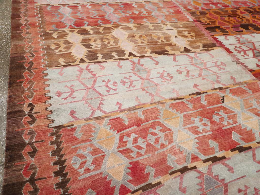 Alfombra Kilim turca de tejido plano de mediados del siglo XX, tamaño habitación Turco en venta
