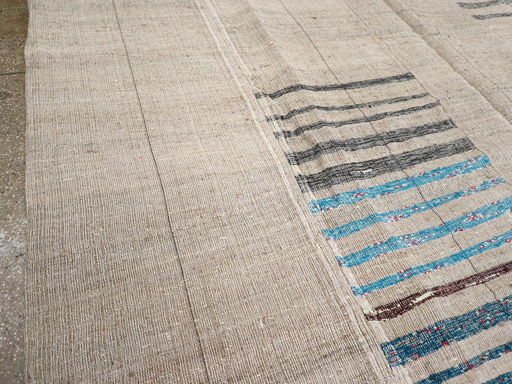 Turco Tappeto Kilim turco a trama piatta della metà del 20° secolo, di dimensioni pari a una stanza in vendita