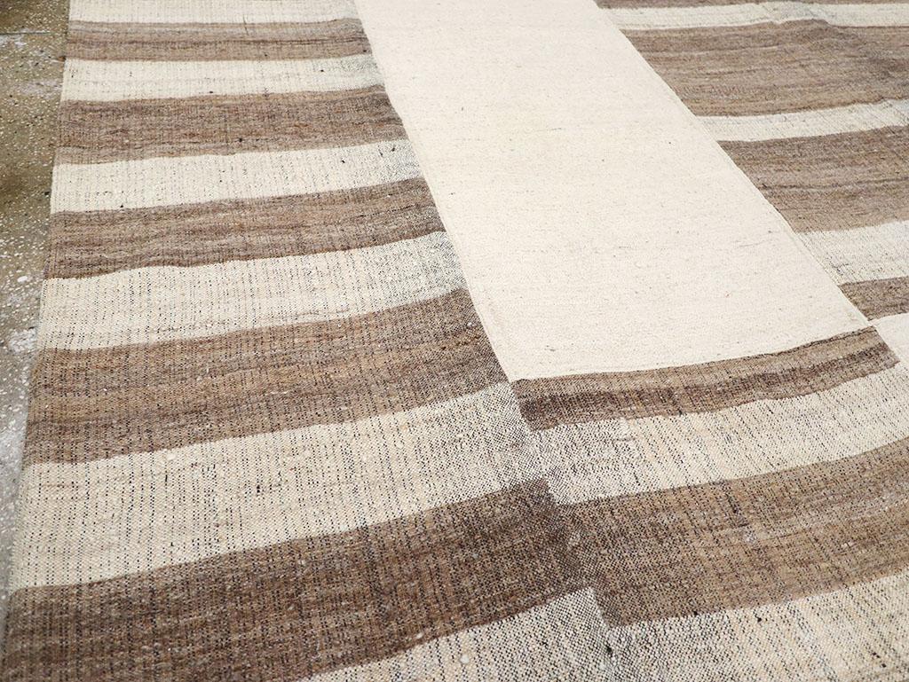Turco Tappeto Kilim turco a trama piatta della metà del 20° secolo, di dimensioni pari a una stanza in vendita