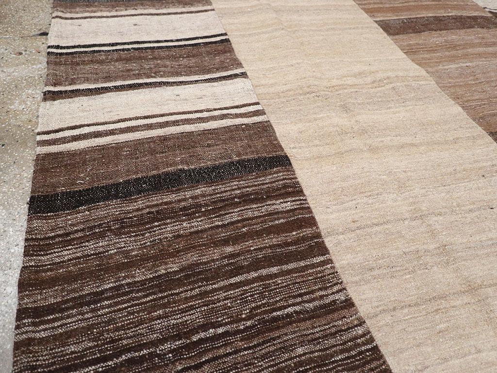 Mitte des 20. Jahrhunderts Türkischer Flachgewebe-Kilim Teppich in Raumgröße (Kelim) im Angebot
