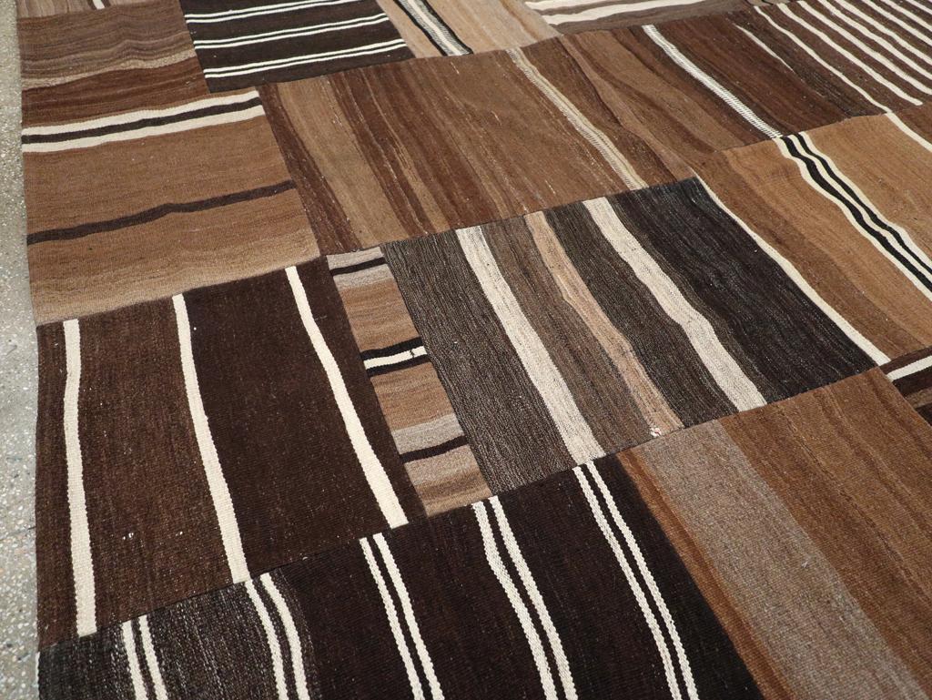 Turco Tappeto Kilim turco a trama piatta della metà del 20° secolo, di dimensioni pari a una stanza in vendita