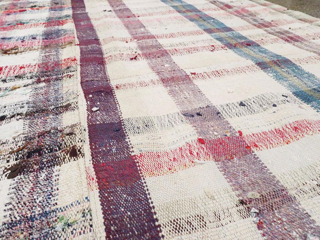 Mitte des 20. Jahrhunderts Türkischer Flachgewebe-Kilim Teppich in Raumgröße (Kelim) im Angebot