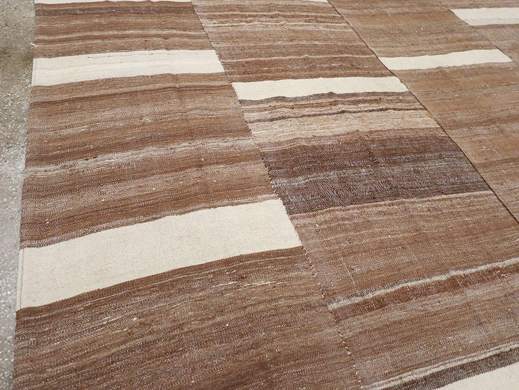 Turco Tappeto Kilim turco a trama piatta della metà del 20° secolo, di dimensioni pari a una stanza in vendita