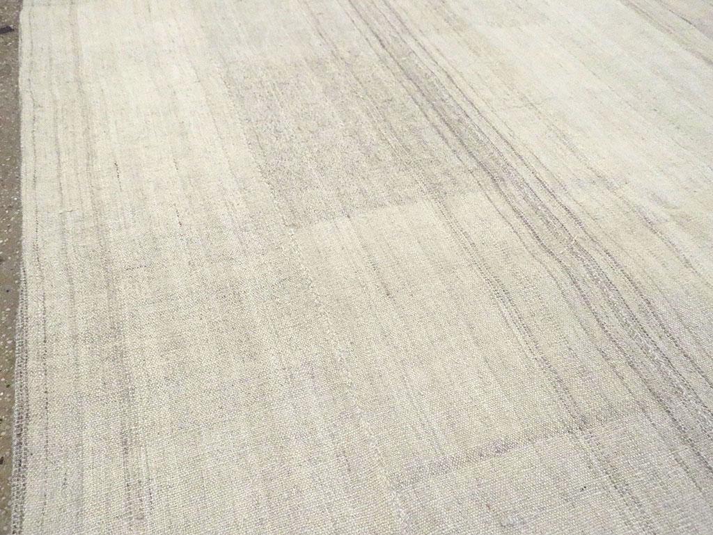 Turco Tappeto Kilim turco a trama piatta della metà del 20° secolo, di dimensioni pari a una stanza in vendita