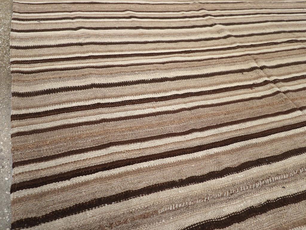 Turco Tappeto Kilim turco a trama piatta della metà del 20° secolo, di dimensioni pari a una stanza in vendita
