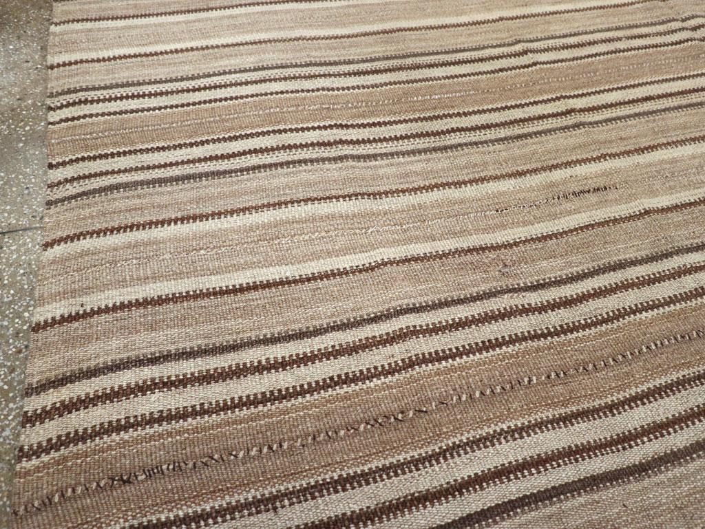 Hand-Woven Mid-20th Century Turkish Flatweave Kilim Room Size Carpet For Sale