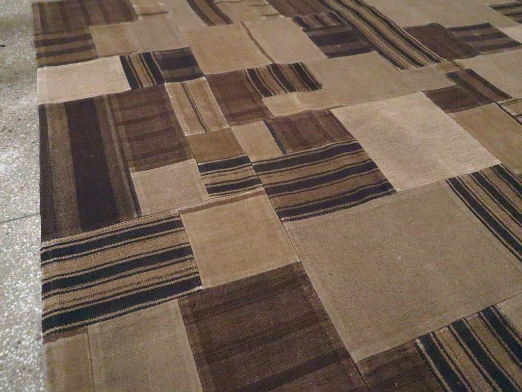 Turco Tappeto Kilim turco a trama piatta della metà del 20° secolo, di dimensioni pari a una stanza in vendita