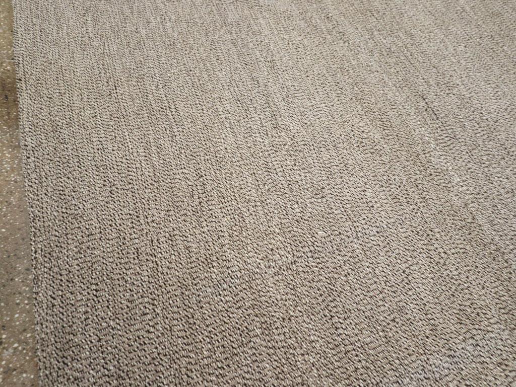 Turco Tappeto Kilim turco a trama piatta della metà del 20° secolo, di dimensioni pari a una stanza in vendita