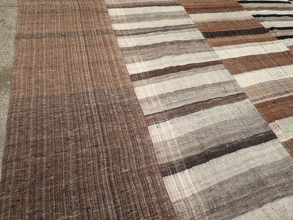 Turco Tappeto Kilim turco a trama piatta della metà del 20° secolo, di dimensioni pari a una stanza in vendita