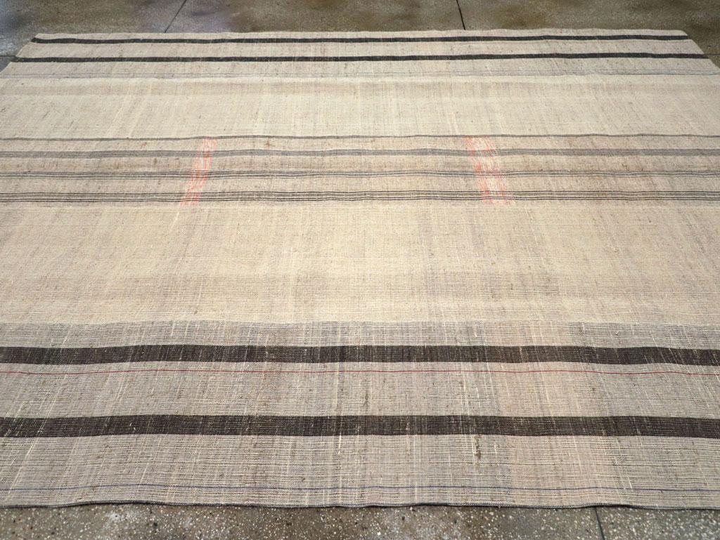 Mitte des 20. Jahrhunderts Türkischer Flachgewebe-Kilim Teppich in Raumgröße (Handgewebt) im Angebot