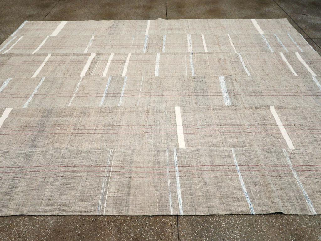Tessuto a mano Tappeto Kilim turco a trama piatta della metà del 20° secolo, di dimensioni pari a una stanza in vendita