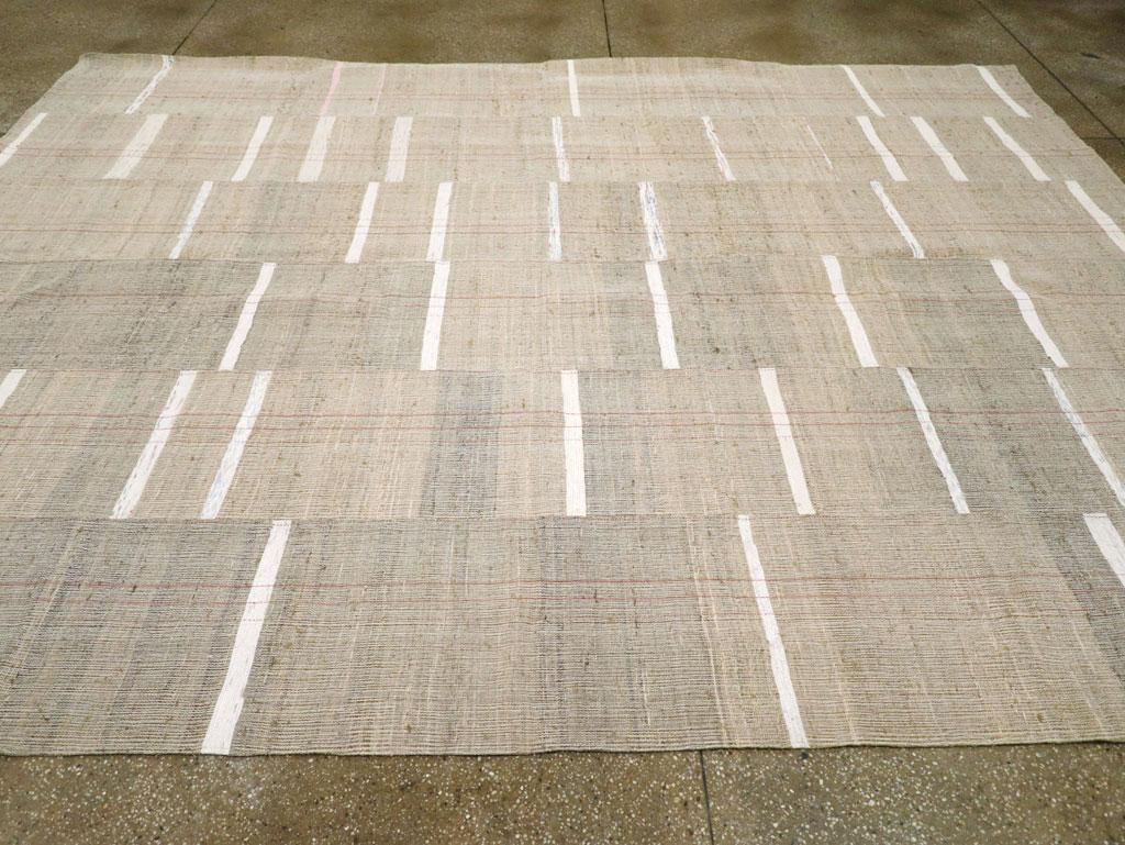 Tessuto a mano Tappeto Kilim turco a trama piatta della metà del 20° secolo, di dimensioni pari a una stanza in vendita