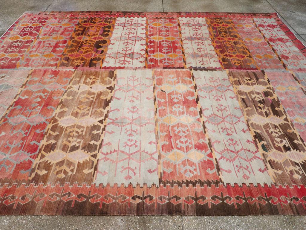 Alfombra Kilim turca de tejido plano de mediados del siglo XX, tamaño habitación Tejido a mano en venta