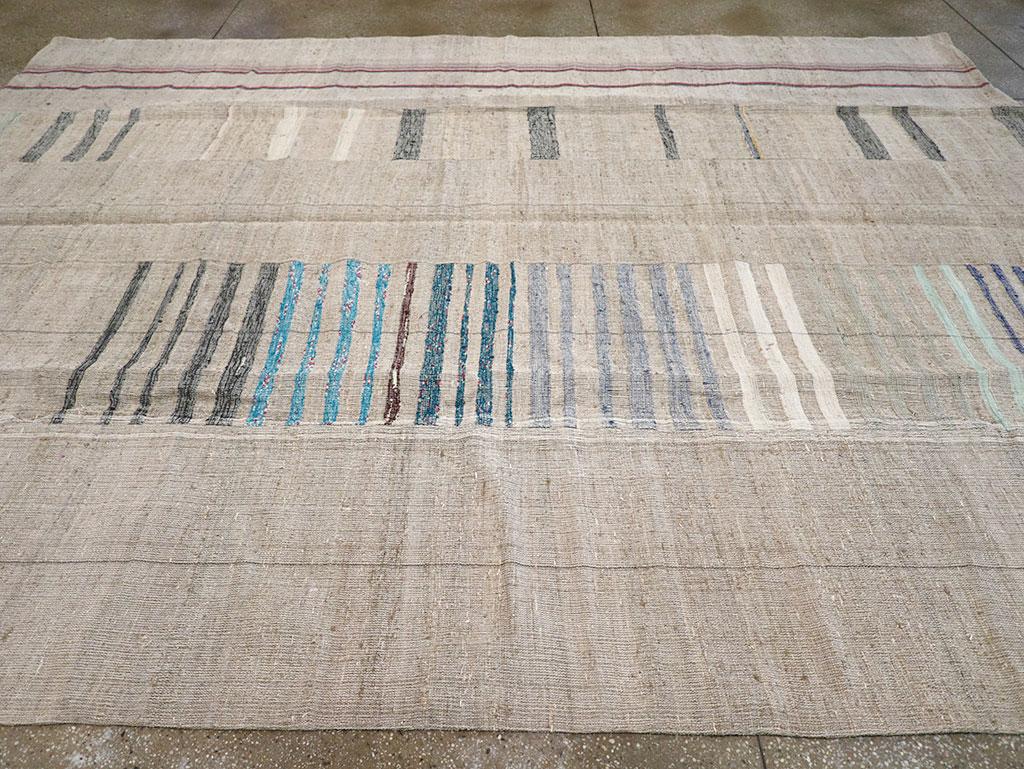 Tessuto a mano Tappeto Kilim turco a trama piatta della metà del 20° secolo, di dimensioni pari a una stanza in vendita