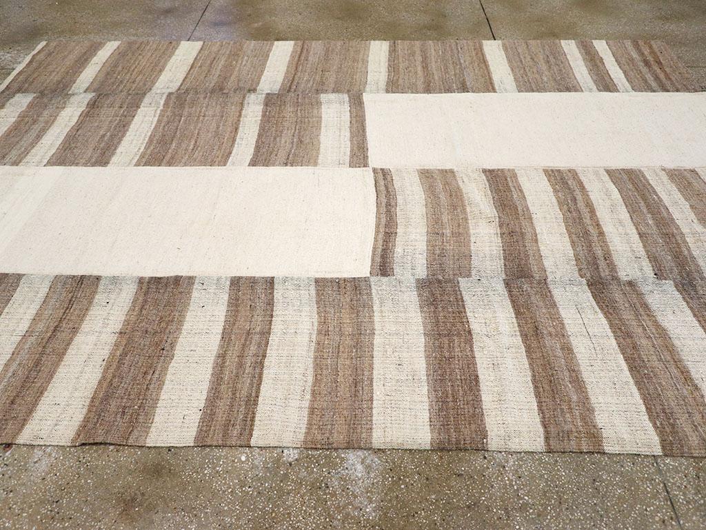 Tessuto a mano Tappeto Kilim turco a trama piatta della metà del 20° secolo, di dimensioni pari a una stanza in vendita