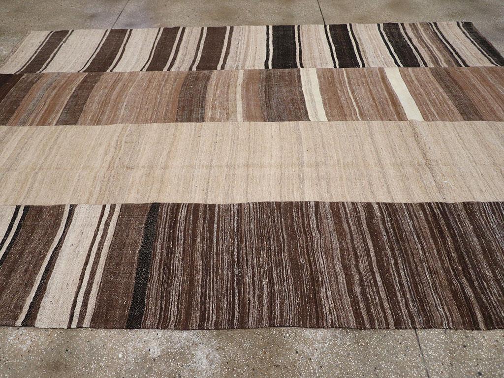 Mitte des 20. Jahrhunderts Türkischer Flachgewebe-Kilim Teppich in Raumgröße (Handgewebt) im Angebot