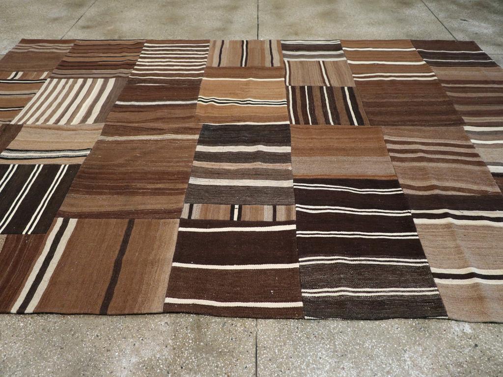 Tessuto a mano Tappeto Kilim turco a trama piatta della metà del 20° secolo, di dimensioni pari a una stanza in vendita