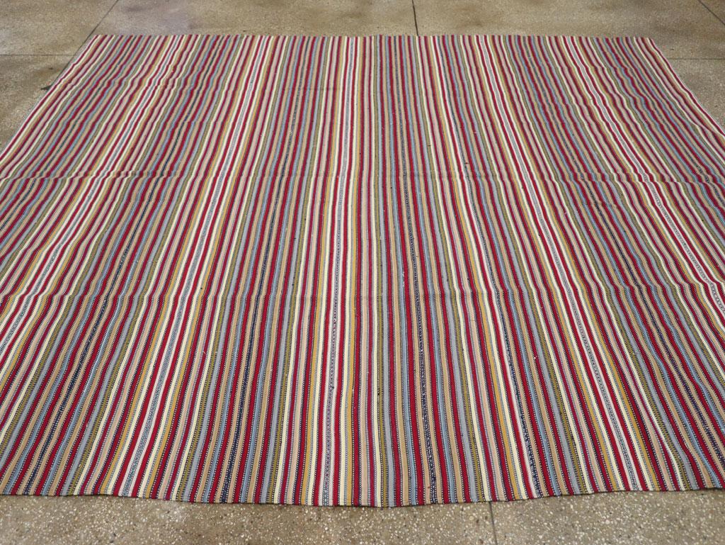 Mid-20th Century Turkish Flatweave Kilim Room Size Carpet In Excellent Condition For Sale In New York, NY