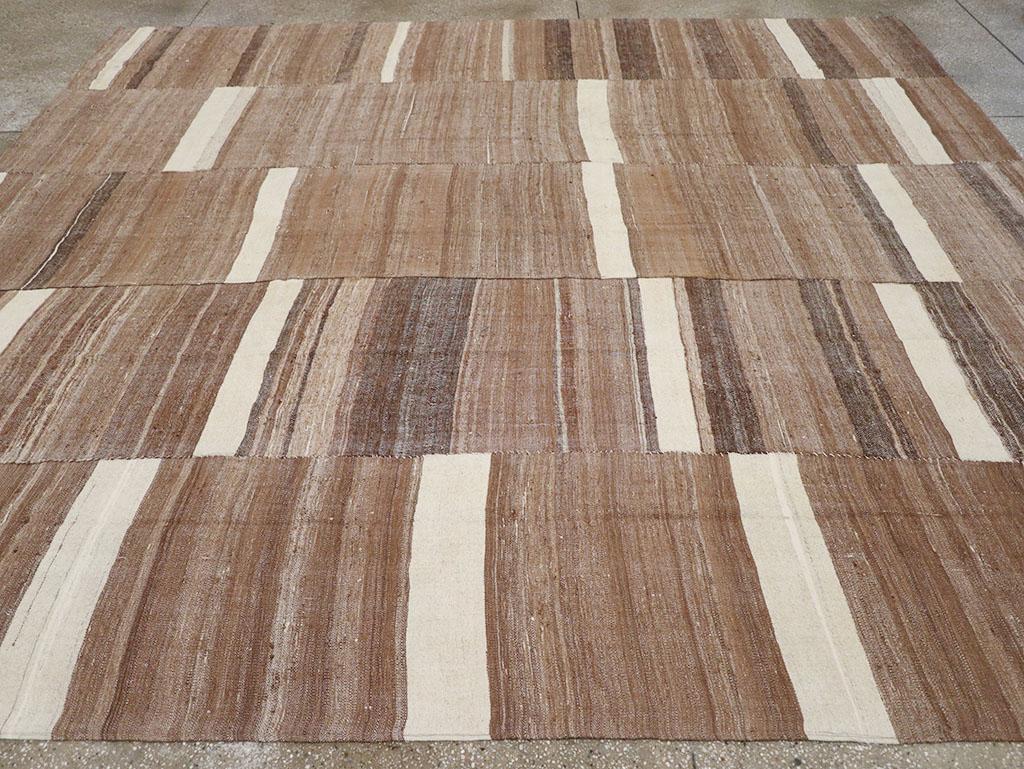Tessuto a mano Tappeto Kilim turco a trama piatta della metà del 20° secolo, di dimensioni pari a una stanza in vendita