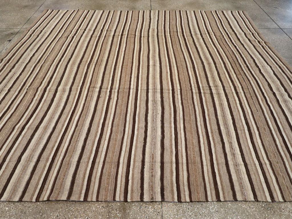 Tessuto a mano Tappeto Kilim turco a trama piatta della metà del 20° secolo, di dimensioni pari a una stanza in vendita