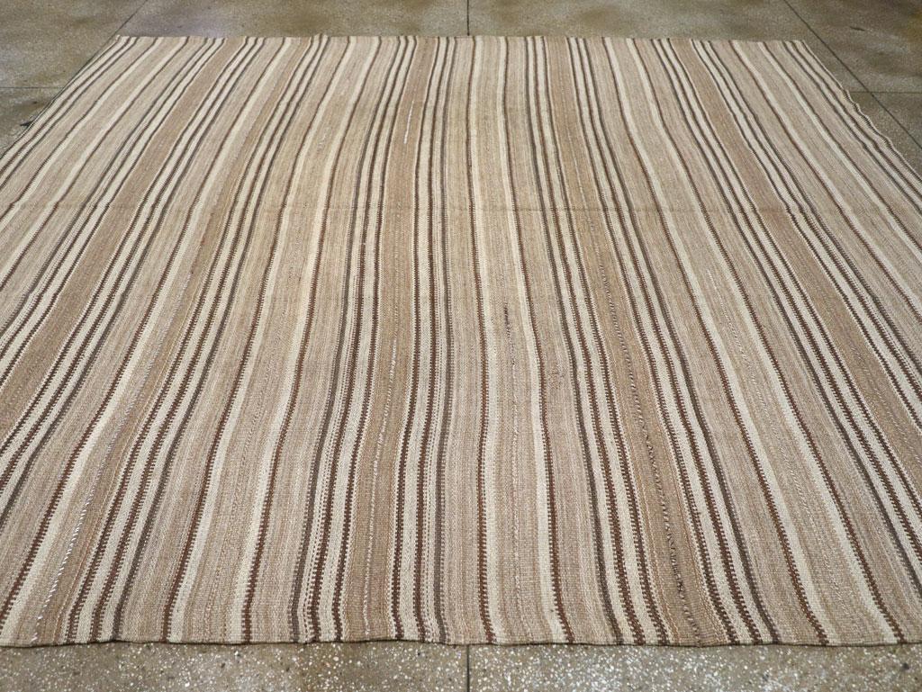 Mid-20th Century Turkish Flatweave Kilim Room Size Carpet In Excellent Condition For Sale In New York, NY