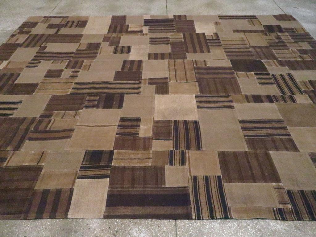 Tessuto a mano Tappeto Kilim turco a trama piatta della metà del 20° secolo, di dimensioni pari a una stanza in vendita